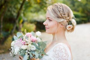 fleurs-cheveux-en-accord-avec-bouquet