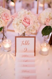 fleurs-et-bougies-pour-un-plan-de-salle-haut-de-gamme-atelier-camus