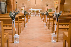 mariage Montauban Toulouse| Exterieur église occitanie la dolce vita La Dolce Vita Organisation de Mariages Toulouse.jpg| Plafond d’église| Mariés devant église| Mariage et foi chrétienne| entrée dans l’église de verfeil| Eglise Calmont| Déco église avec lys – la dolce vità