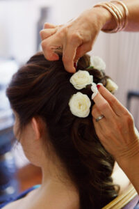 fleurs-naturelles-dans-les-cheveux