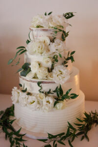 gateau-de-mariage-avec-fleurs-naturelles