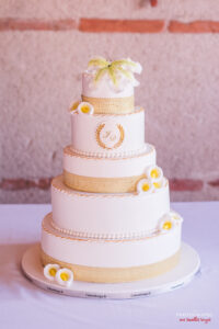 gateau-wedding-cake-blanc-et-dore-la-dolce-vita-chateau-saint-louis-mariage-montauban-toulouse