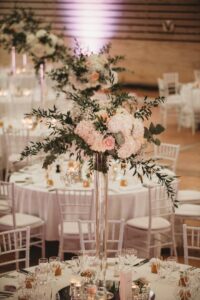 grand-vase-transparent-et-gros-bouquet