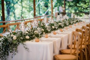 grande-table-d-honneur-et-deco-vegetale-en-enfilade