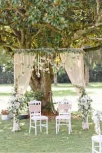 Château de Loubejac à Montauban.jpg| David Rochas – Mariage de Chloe  Thomas| Chantal&Patrick| cérémonie laïque mariés face aux invités – mariage domaine Montjoie toulouse – wedding planner toulouse la dolce vita| Cérémonie laïqe vue d’ensemble avec gros arbre| cérémonie arche bouleau et fleurs – mariage domaine Montjoie toulouse – wedding planner toulouse la dolce vita