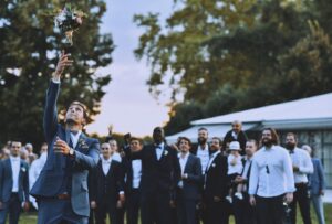 lancer-de-bouquet-par-le-marie