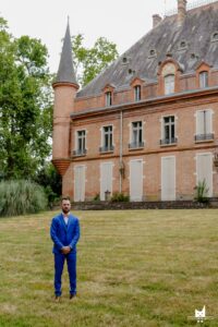 le-marie-devant-le-chateau_1