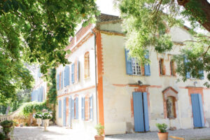 manoir-du-thouron-et-ses-volets-bleus