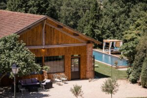 manoir-du-thouron-salle-reception-et-piscine