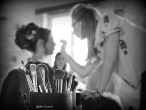 maquilleuse-et-ses-pinceaux-la-dolce-vita-organisation-mariage-toulouse