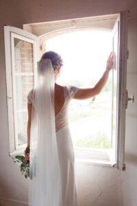 mariee-a-la-fenetre-robe-la-dolce-vita-organisation-mariage-toulouse-1
