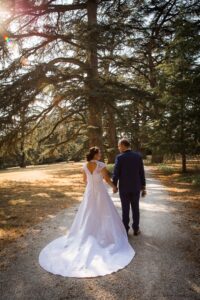 urne et livre d’or| entrée-saumon-et-légumes-traiteur-toulouse| entree-repas-mariage-gl-traiteur| plat mariage GL traiteur| Service traiteur mariage| déco-magistrale-et-ciel-étoilé| buffet-de-fromages| plateau fromage mariage| bougies mariage| eclairage-salle-de-réception| éclairage lumineux soirée mariage| orangerie la nuit| orangerie et guinguette| guinguettes-nuit-de-mariage