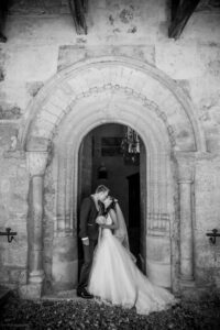 maries-devant-eglise