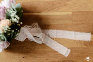 message-personnalise-sur-le-ruban-du-bouquet_1
