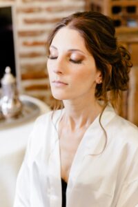 mise-en-beaute-mariee-en-peignoir