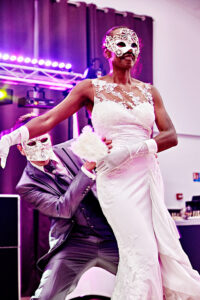 ouverture-de-bal-avec-masque-la-dolce-vita-organisation-de-mariages-toulouse