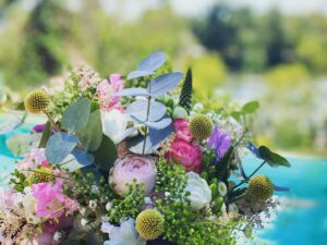 gypsophile et craspedia| Mariée pensive| polaroïd mariage mode d’emploi| discours émouvant papa mariée| lancer de bouquet par le marié| rugby lors du lancer de bouquet| un homme récupère le bouquet lors du lancer| entrée en salle mariés| déco champêtre table mariage| Déco table château de Nolet| Déco bohème table mariage| Menu sur mesure mariage| verrière urne et bibliothèque mariage