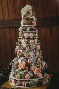 piece-montee-choux-et-macarons-avec-fleurs