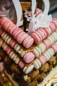 mariage Montauban Toulouse| Pièce montée choux macaron et fleurs pâtissière toulouse| Wedding Cake Cake Pop| Wedding Cake Les Elfes Cakes Design | Wedding Cake macarons sous cloche| Wedding cake détails – Wedding planner La Dolce Vità