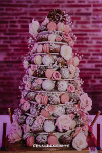 piece-montee-ronde-chou-macarons-et-fleurs