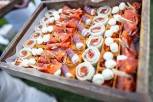 Château de Loubejac à Montauban.jpg| plateau fromage mariage| Quoi manger au vin d’honneur ?| traiteur wedding planner toulouse| trilogie d’entrée mariage| Service mariage traiteur toulouse| pièce apéritives vin d’honneur mariage| espace vin d’honneur mariage toulouse| dessert café gourmand – mariage Château de Nolet – La Dolce Vità| Apéritif mariage sangria punch fruits| Citronnade et fontaine à robinet| Buffet d’entrée mariage| buffet fruits et légumes mariage| déco table verre roma doré – la dolce vità