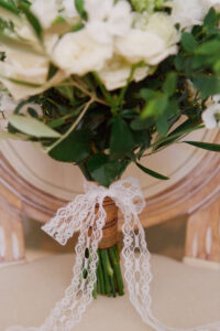 poignee-dentelle-bouquet-mariee