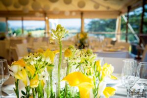pot-de-fleur-jaune-la-dolce-vita-organisation-mariage-toulouse