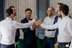 preparatifs-homme-avec-temoins-mariage