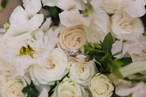 roses-blanches-et-alliances-or-blanc