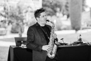 saxophoniste-au-vin-d-honneur-min