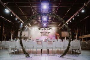 scenographie-arche-et-lustre-la-dolce-vita-organisation-de-mariages-toulouse