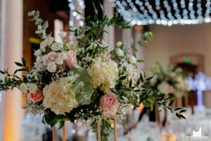selette-doree-et-composition-florale-mariage