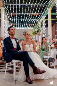 soiree-sous-guirlandes-lumineuses-au-plafond