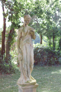 statue-dans-le-parc-du-domaine