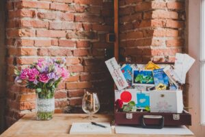 table-des-dons-fleur-et-valise-la-dolce-vita-organisation-de-mariages-toulouse