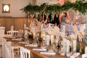 table-des-marier-avec-suspension-guirlande-vegetale