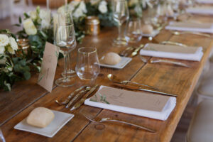 table-des-maries-sur-table-en-bois