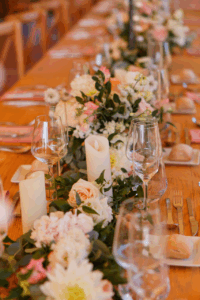 table-en-bois-et-deco-florale-naturelle-grande