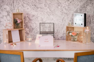 table-livre-d-or-et-urne-mariage-1