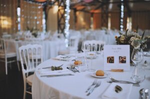 table-naturelle-avec-eucalyptus-gypsophile-et-craspedia