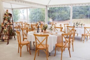 tables-dans-la-salle