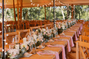 tables-en-bois-fleuries-et-serviettes-roses-grande