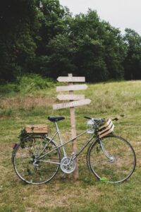 velo-et-panneau-champetre-mariage-la-dolce-vita-occitanie