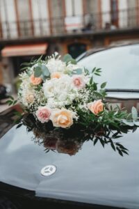 voiture-de-luxe-et-fleurs-mariage-