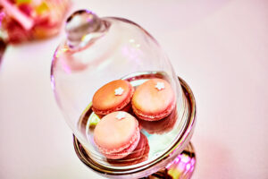 wedding-cake-macarons-sous-cloche