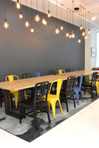 chaises-couleurs-et-ampoules