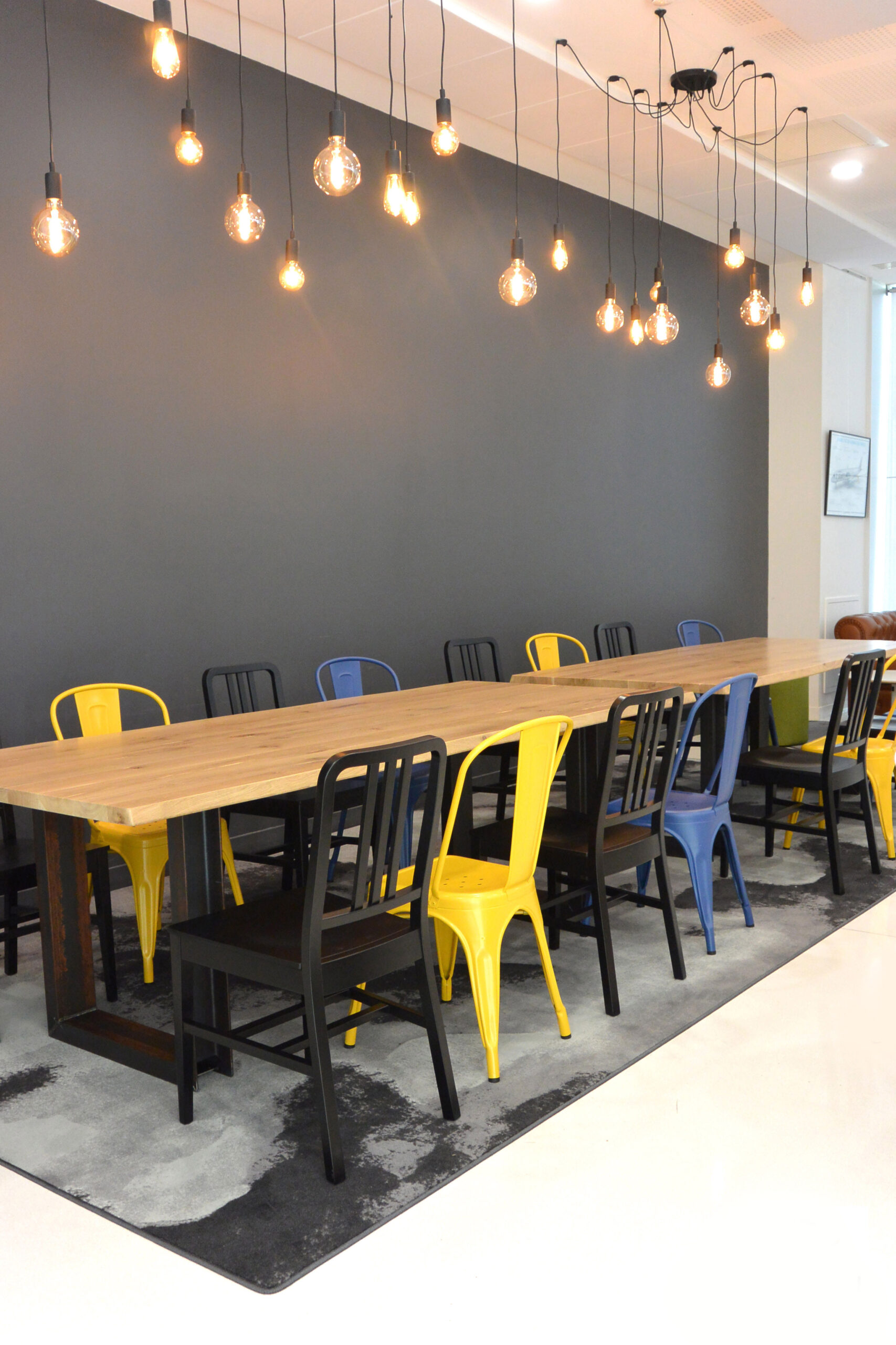 chaises-couleurs-et-ampoules